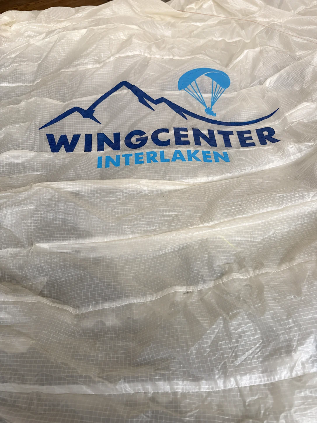 Wingcenter-Logo auf Schirmtuch – digital gestaltetes Beispiel